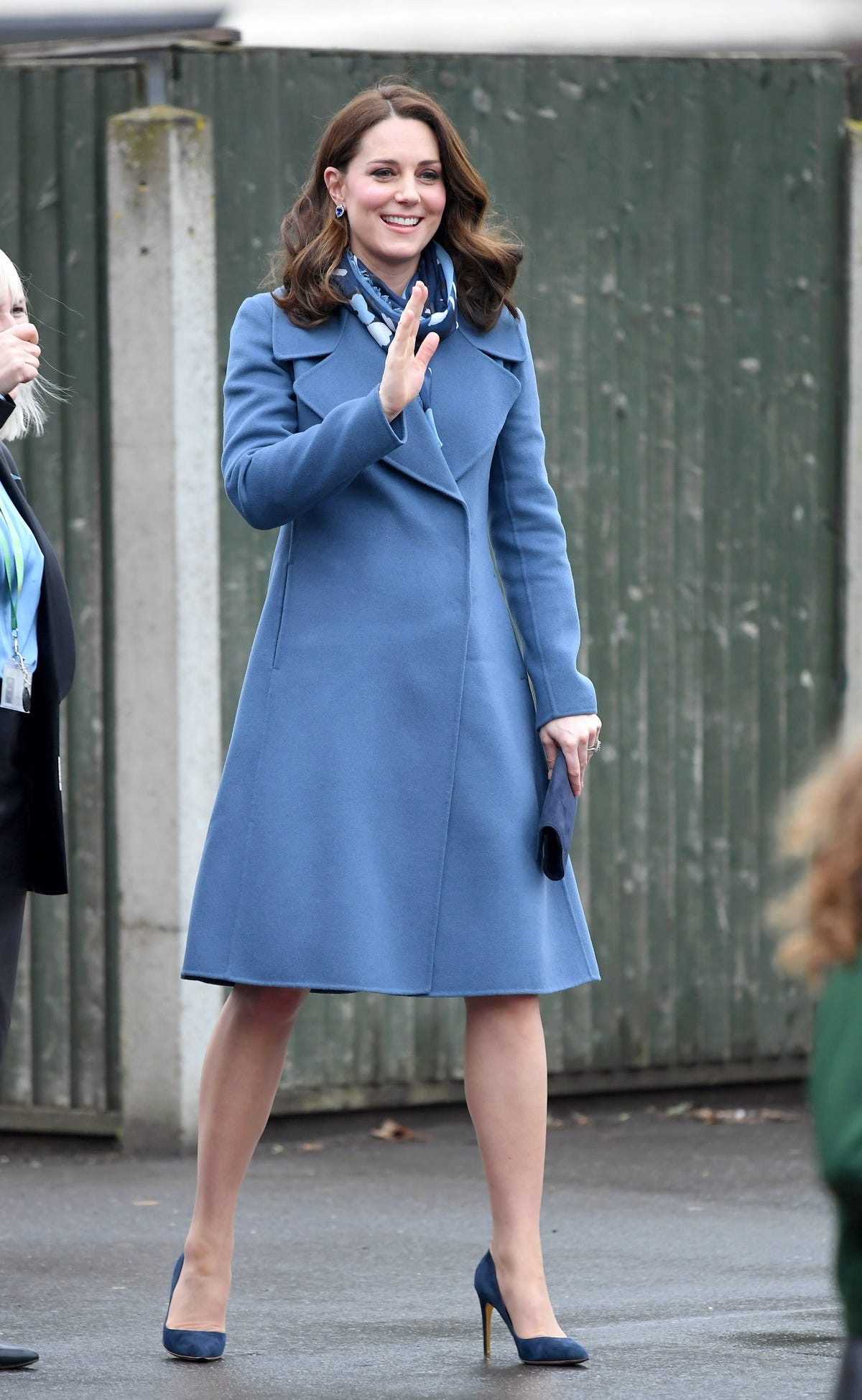 Chiếc áo khoác xanh đến từ thương hiệu Sportmax được công nương Kate diện cùng khăn chàng hoạ tiết. Giày và túi xách được đặt riêng với chất liệu nhung cao cấp và màu sắc tương đồng. Mẫu áo có giá 2,490 USD (khoảng 58 triệu đồng).