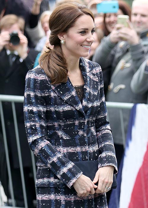 Là một người thuộc tầng lớp hoàng gia, Kate Middleton luôn xuất hiện với hình ảnh chỉn chu. Cô nàng lựa chọn mẫu áo khoác vải tweed phối màu xanh dương đậm và hồng vừa trẻ trung vừa thanh lịch.