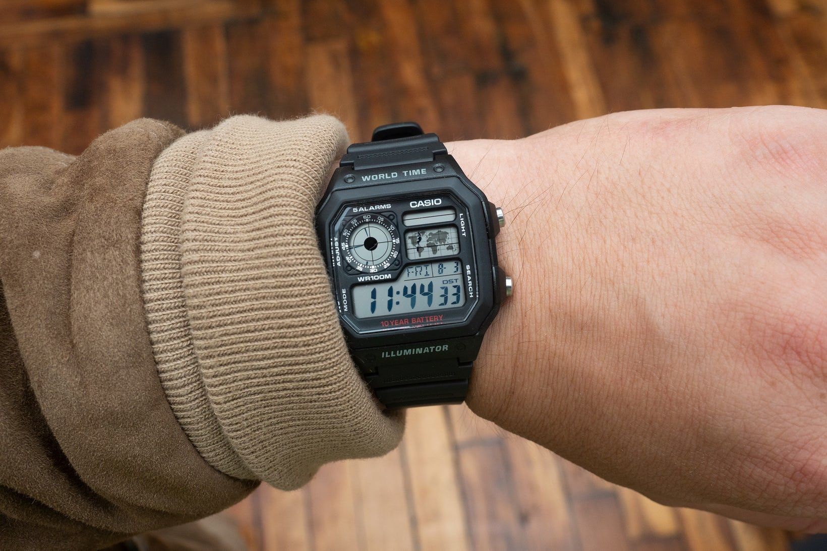 Tích hợp tính năng chống nước 100m, màn hình LCD nhưng Casio World Timer Watch chỉ có giá 25 USD (khoảng 600 nghìn đồng).