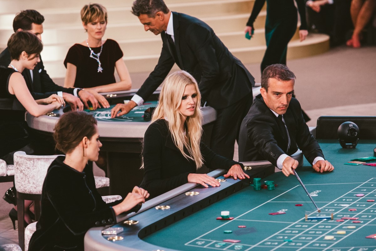 BST Thu-Đông của thương hiệu Chanel trong khung cảnh Casino nhộn nhịp.