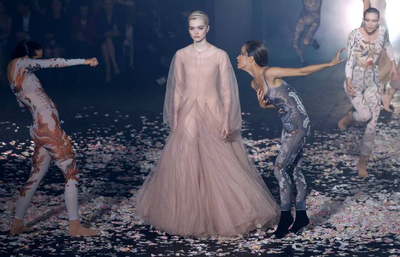 Sàn diễn sống động với những diễn viên múa trong BST Spring 2019 của Dior.