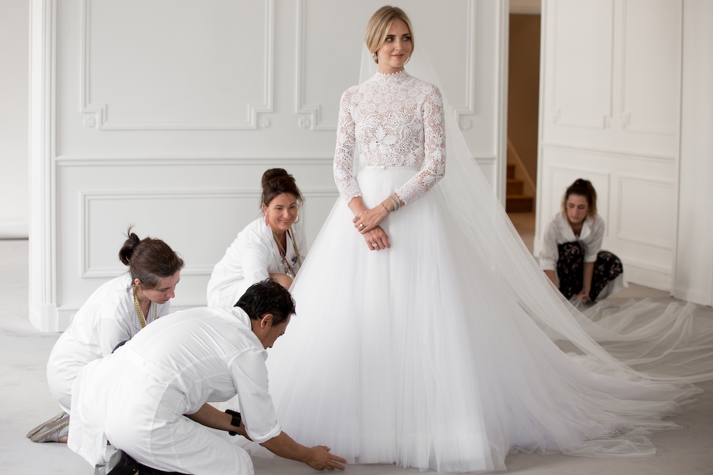 Để thử một bộ váy cưới, cô dâu phải đến studio đủ rộng, ở đó luôn có đội ngũ hỗ trợ về việc chỉnh sửa những thiết kế sao cho phù hợp với người mặc.
