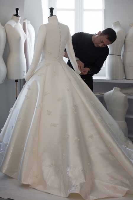Những thiết kế váy cưới cần nhiều chi tiết đính kết thì nhà thiết kế càng phải chi trả nhiều tiền.