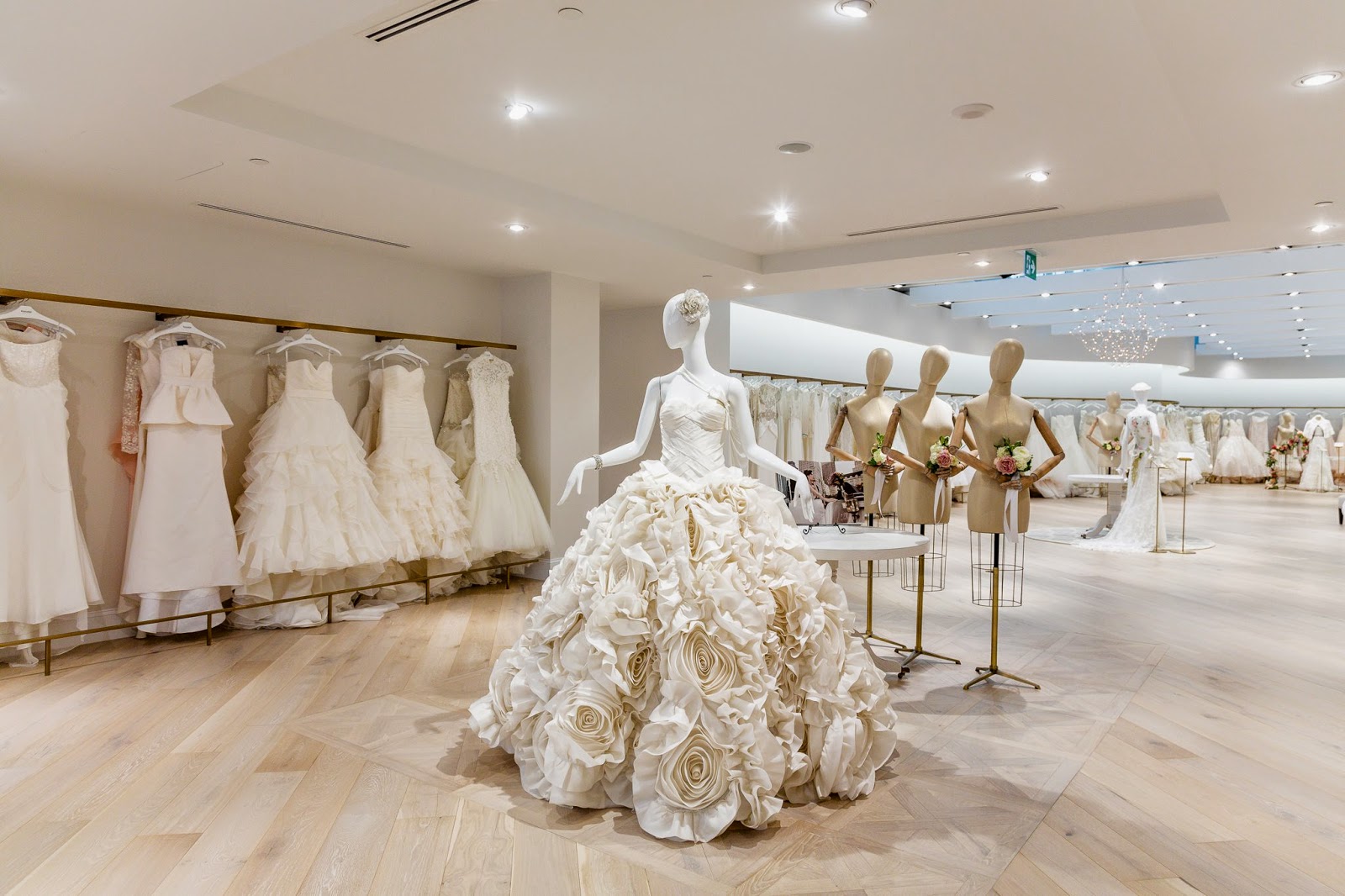 Kinh doanh váy cưới vẫn là một ngày công nghiệp tiềm năng dù không có nhu cầu mua bán cao.