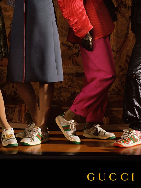 Mẫu Gucci Screener Leather Sneaker với phom dáng thể thao đặc trưng thập niên 80, điểm nhấn vạch màu đỏ-xanh của Gucci giúp thiết kế trông khác biệt.