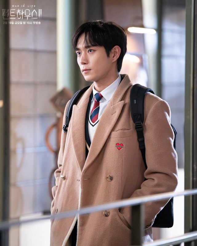 Joo Seok Hoon đầy lãng tử khi thay đổi từ áo cardigan sang áo khoác dài kiểu cổ điển.