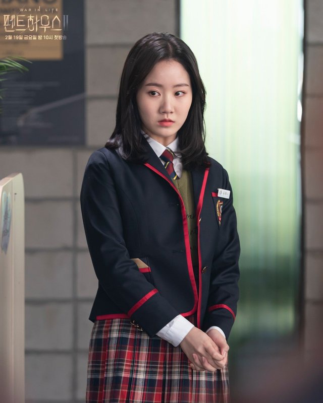 Phần 2 Penthouse khiến nhiều cộng đồng mạng thương cảm cho số phận của cô gái đỏng đảnh Yoo Jenny (Jin Ji Hee). Stylist thường cho cô nàng diện đồ theo phong cách hiền lành.