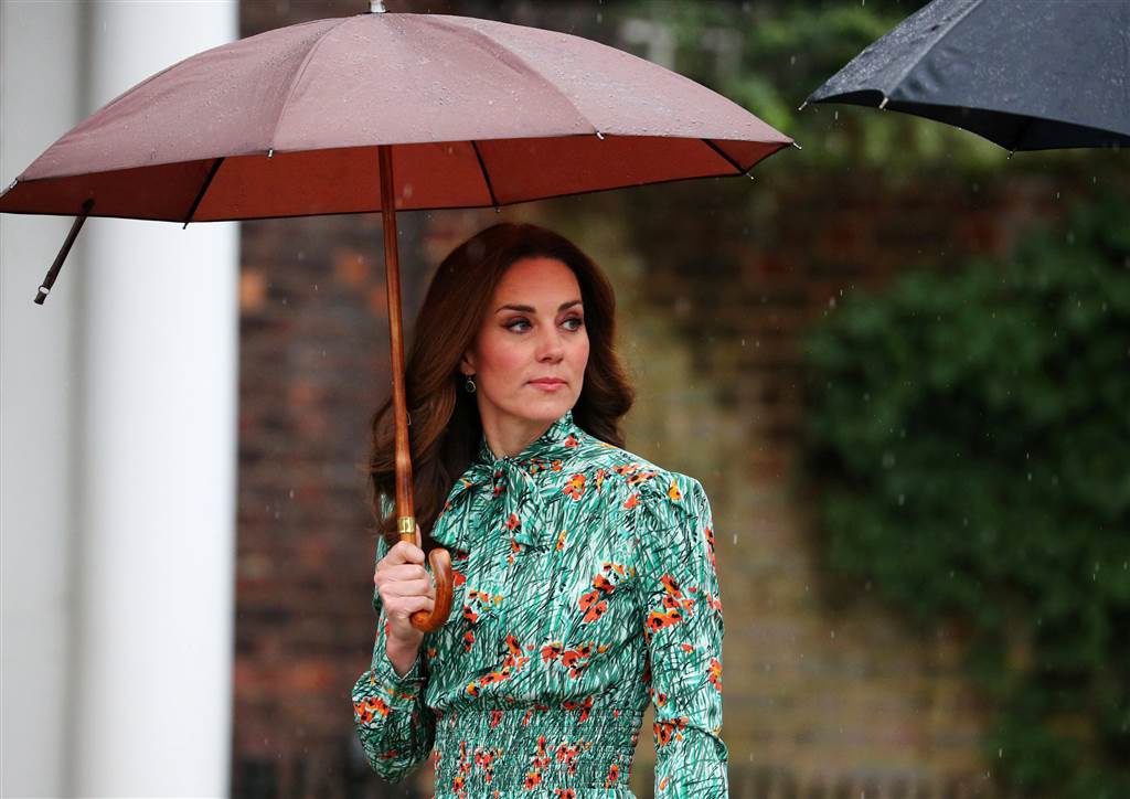 Kate Middleton thể hiện sự nhớ thương với mẹ chồng thông qua việc lựa chọn chiếc váy họa tiết hoa anh túc.