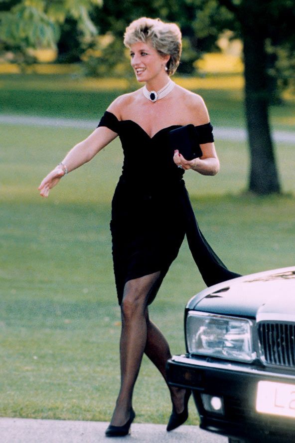 Dù đã nhiều năm nhưng hình tượng quyến rũ, đầy táo bạo này của công nương Diana vẫn được nhiều người nhớ đến với biệt hiệu 'người phụ nữ trong bộ váy báo thù' vì bị lừa dối trong tình yêu.