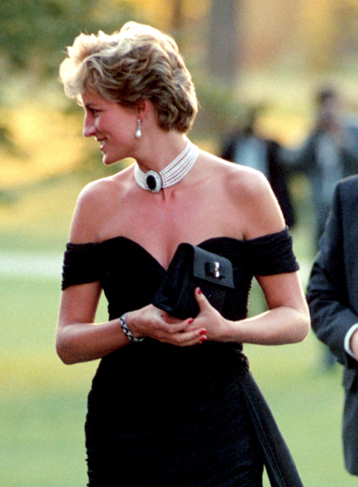 Trang phục Công nương Diana diện quyến rũ, táo bạo hơn so với chuẩn mực trang phục được đặt ra đối với các thành viên Hoàng gia Anh. Điều này cách chứng minh sự độc lập và dám khác biệt của bà.