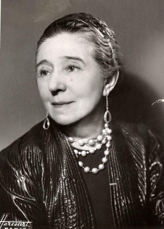 Jeanne Lanvin, sinh năm 1867 - mất năm 1946, là nhà thiết kế người Pháp và nhà sáng lập thường hiệu Lanvin tồn tại hơn 130 năm.