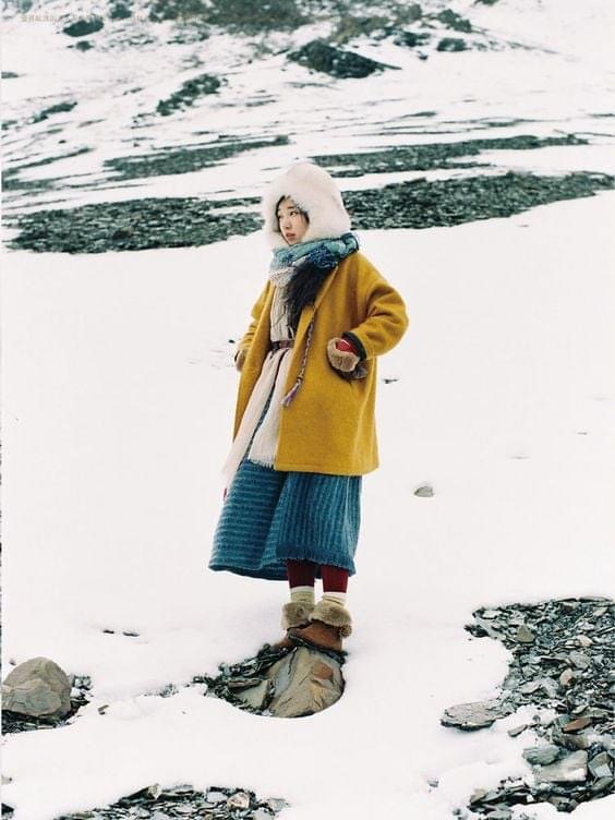 Mori Girl vẫn có thể theo đuổi vào những lúc trời se lạnh, lúc này những items như cardigan và chất liệu dày dặn như lông đặc biệt được ưa chuộng.