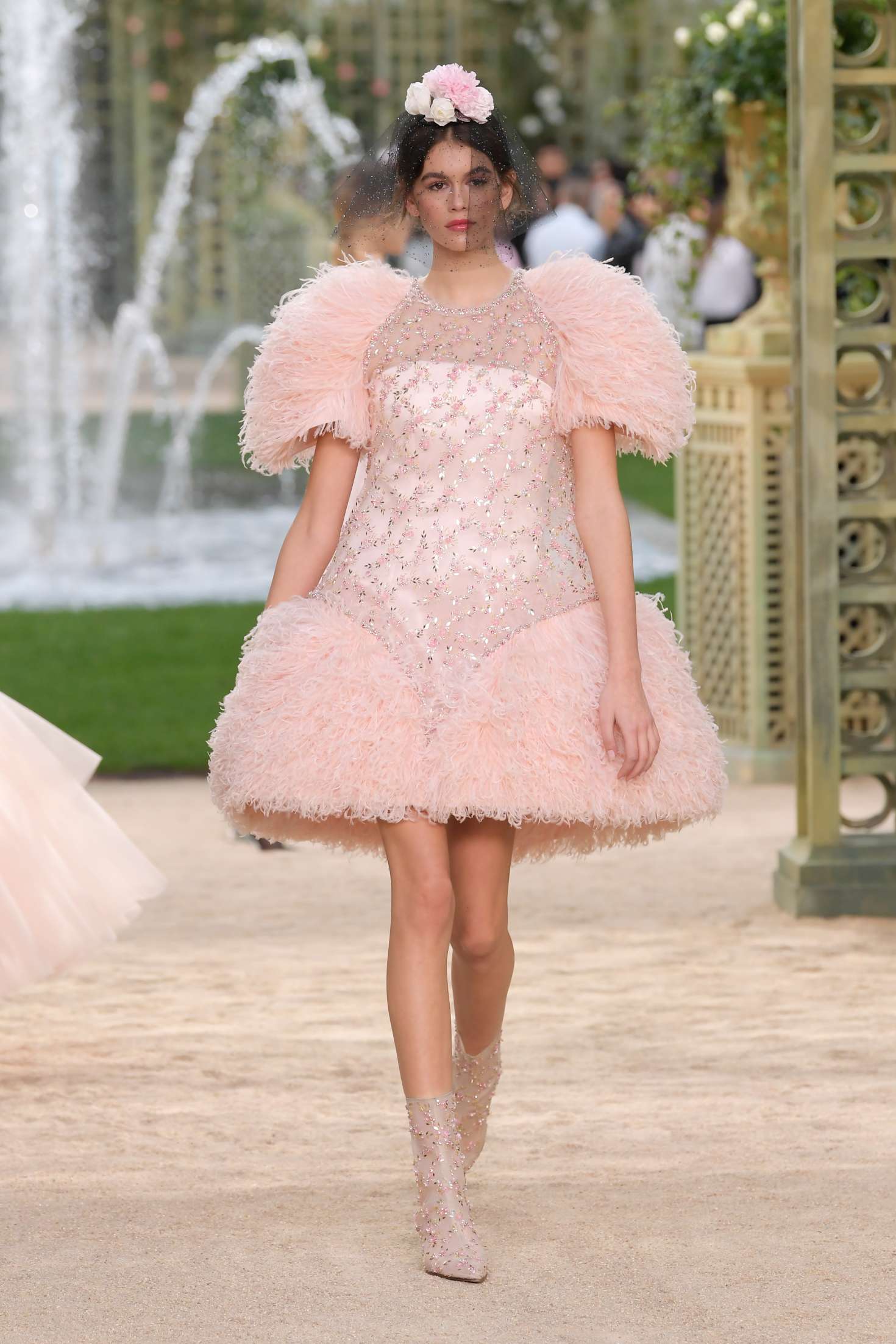 Kaia trong show Chanel Haute Couture năm 2018.