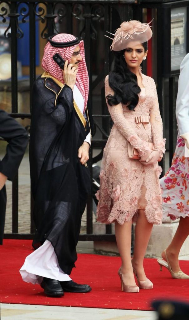 Trang phục lộng lẫy phối hợp giữa ren và lông vũ của Ameera AL-Taweel trong đám cưới của William và Kate Middleton.