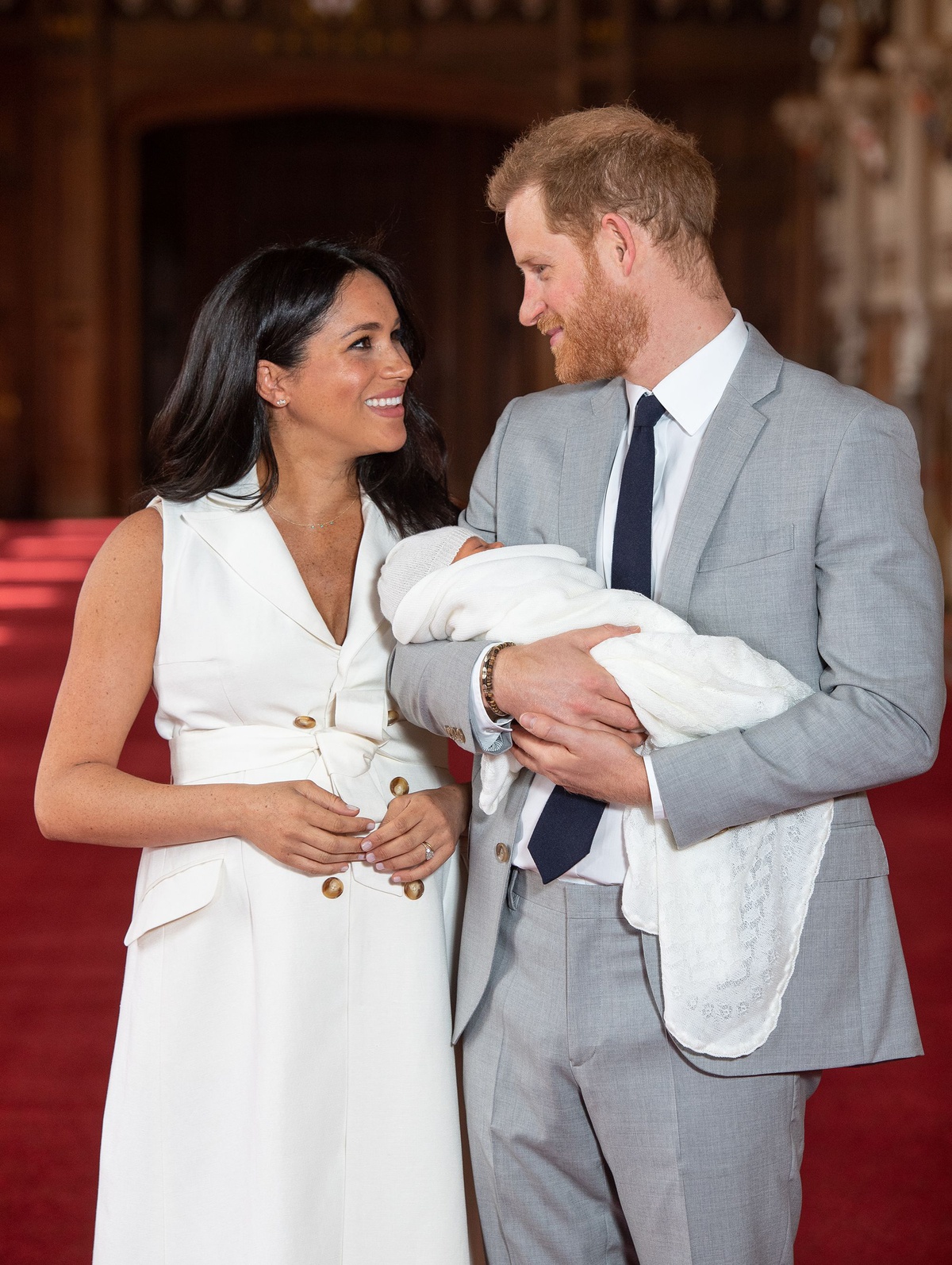 Tại lễ rửa tội cho con trai Archie vào năm 2019, công tước xứ Sussex từng diện bộ vest tương tự nhưng lịch sự hơn với cách phối cơ bản cùng áo sơ mi và cà vạt màu xanh đậm. 