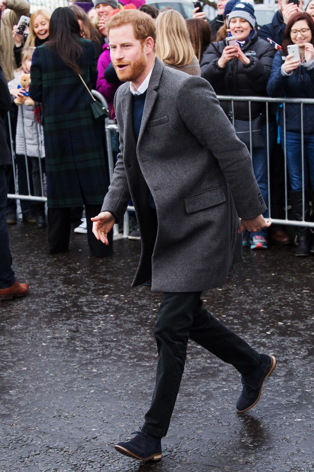 Vào mùa đông, hoàng tử Harry cũng linh hoạt thay đổi áo vest thành áo khoác dạ dáng dài để giữ ấm cơ thể. Lúc này hoàng tử lựa chọn kiểu áo dạ dáng dài và sơ mi cho lớp lót bên trong.