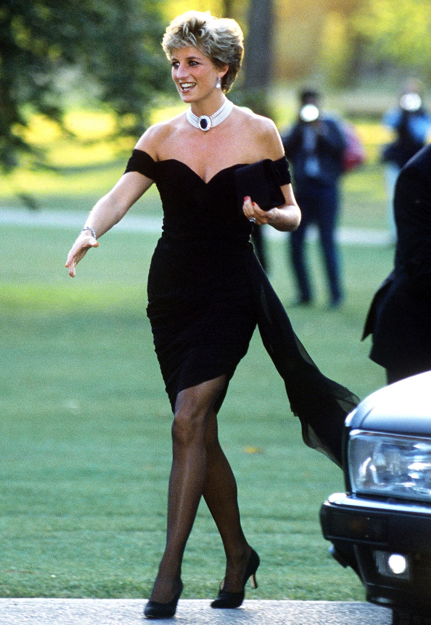 Công nương Diana trong thiết kế 'váy báo thù' đầy quyến rũ và tươi tắn.