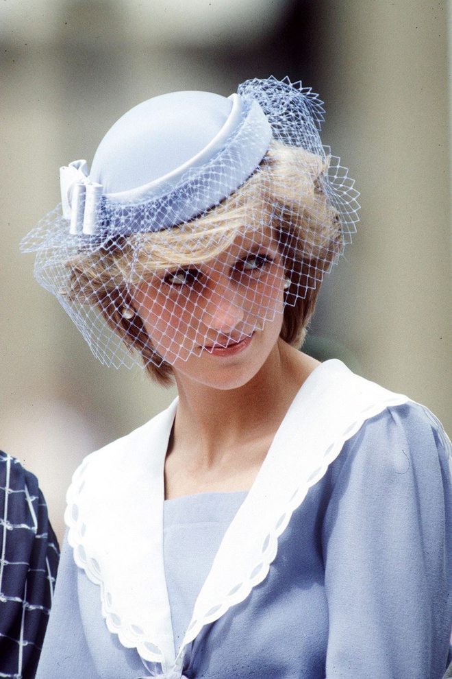 Lưới trùm tóc là phụ kiện thường thấy trong phong cách thời trang hoàng gia Anh