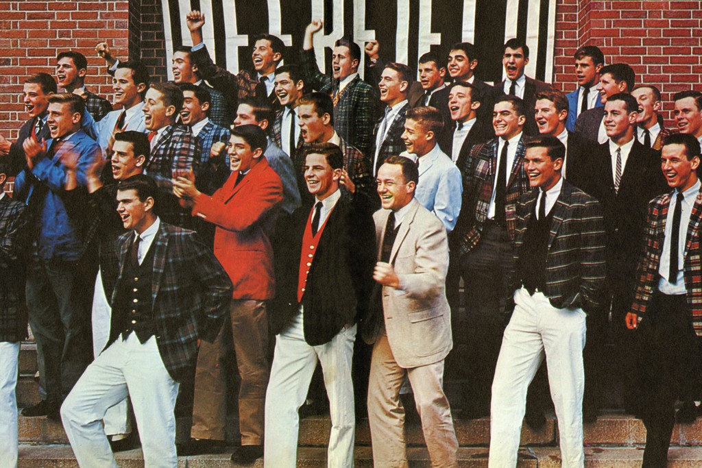 Hình ảnh các nam sinh trong buổi lễ tốt nghiệp với những chiếc áo blazer hoạ tiết đa dạng, cách phối mang đậm tính cá nhân.
