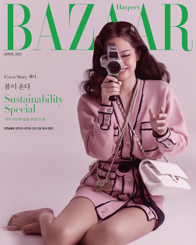 'Bạn gái tin đồn G-Dragon' lựa chọn hình tượng nhẹ nhàng, nữ tính trong thiết kế cardigan hồng và phụ kiện túi giống Ngọc Trinh trên bìa Bazaar số tháng 4/2021.