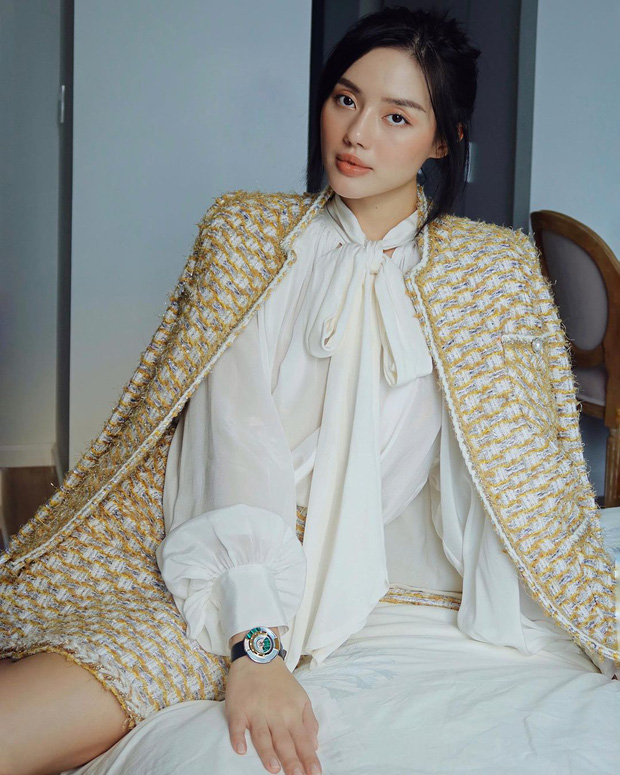 Lựa chọn áo sơ mi với điểm nhấn cột nơ đơn giản ở cổ đã giúp Khánh Linh ghi điểm khi diện chất liệu tweed.