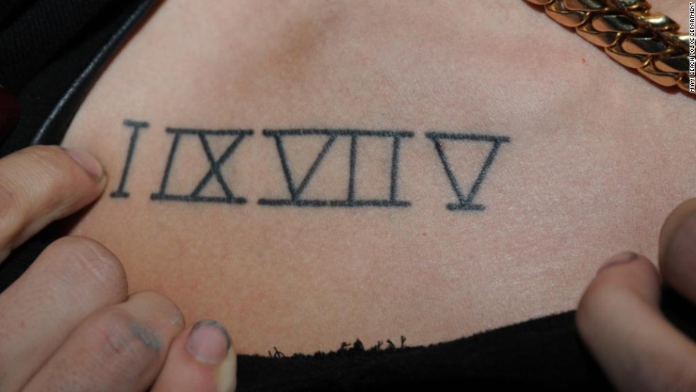 Justin có hình xăm các chữ số La Mã 1, 7, 9, 5 gần xương đòn trái.  Đây là năm sinh của mẹ anh, bà Patty Malete.