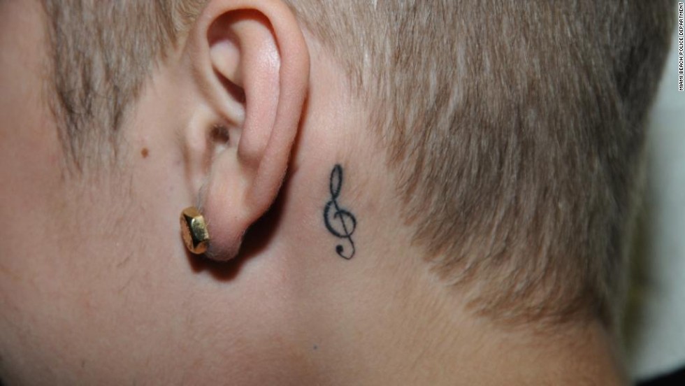 Trên dái tai trái của nam ca sĩ là hình xăm khớp son môi.  Rõ ràng nó tượng trưng cho tình yêu âm nhạc của Justin Bieber.