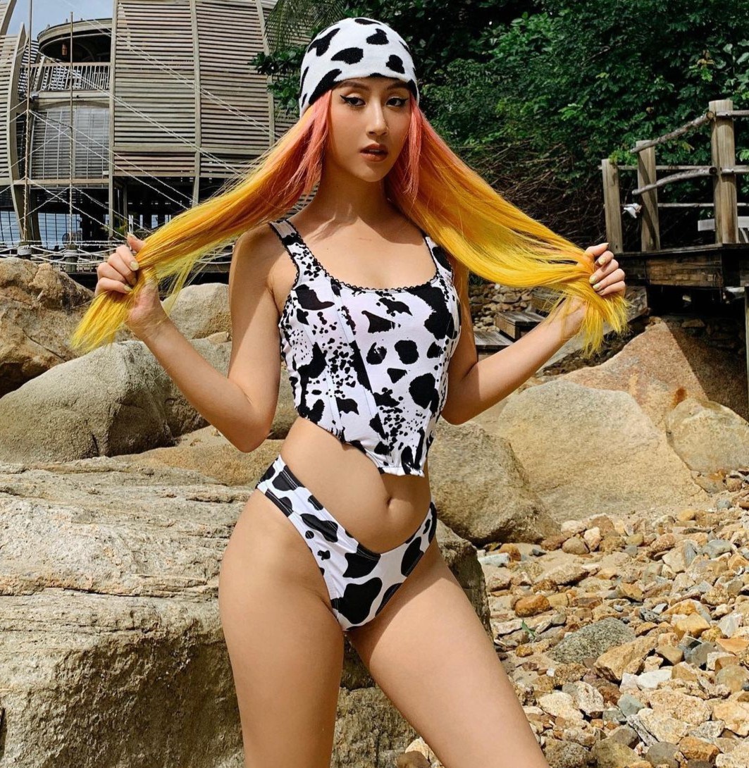 'Chất girl' Quỳnh Anh Shyn luôn mang đến những hình ảnh độc lạ. Lần này là mẫu bikini 2 mảnh nhưng phần áo là phiên bản corset kết hợp áo tắm. 