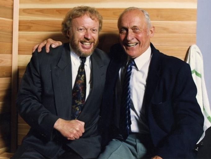 Chủ tịch Nike -Phil Knight (trái) và Bill Bowerman (phải).