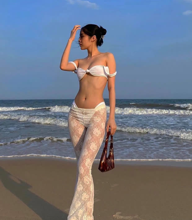  Vốn là bộ bikini khi đi biển, cách lựa chọn quần ren xuyên thấu mặc ngoài của Quỳnh Hương khá lạ mắt và hợp lý.