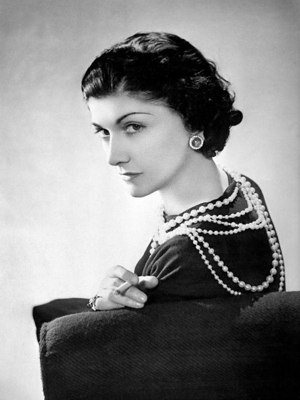 Người ta tôn sùng Coco Chanel như một biểu tượng 'thời trang sống' không chỉ bởi váy áo mà còn là những phát ngôn mạnh mẽ, đầy tính độc lập từ người phụ nữ nhỏ bé trong xã hội cũ.
