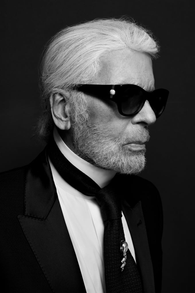 Mọi người thường gọi Karl Lagerfield với danh xưng 'Ông hoàng tóc bạc' vì ông luôn xuất hiện với mái tóc bạc búi gọn gàng, kính đen và suit.