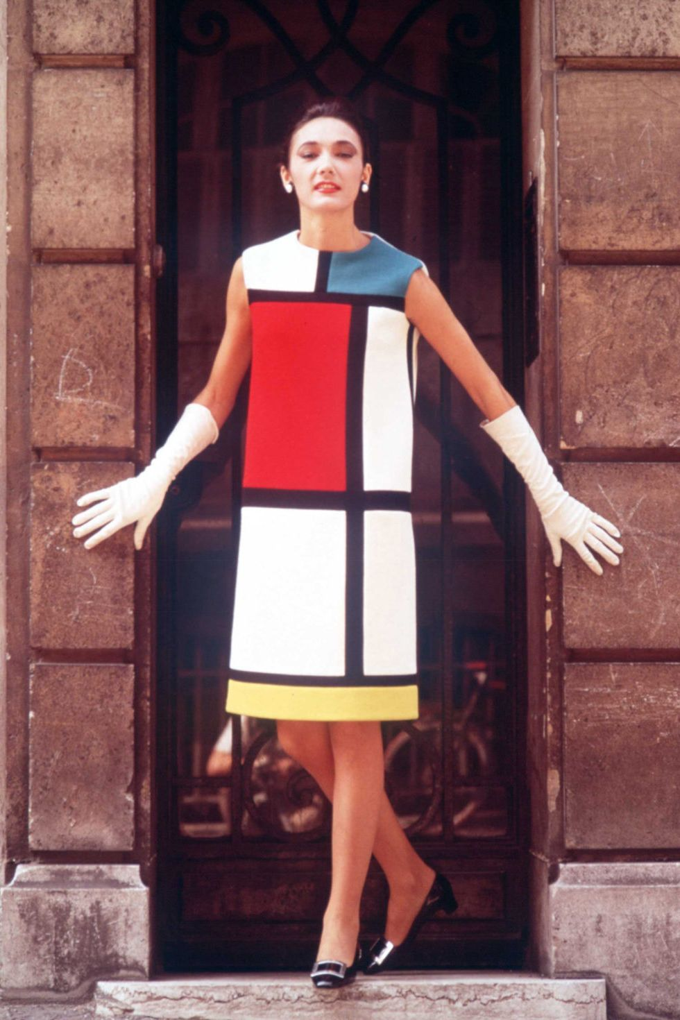 Chiếc váy hoạ tiết Bauhaus với những ô vuông đầy màu sắc trở thành cơn sốt vào những năm 60 khi phong trào pop-art lên ngôi.