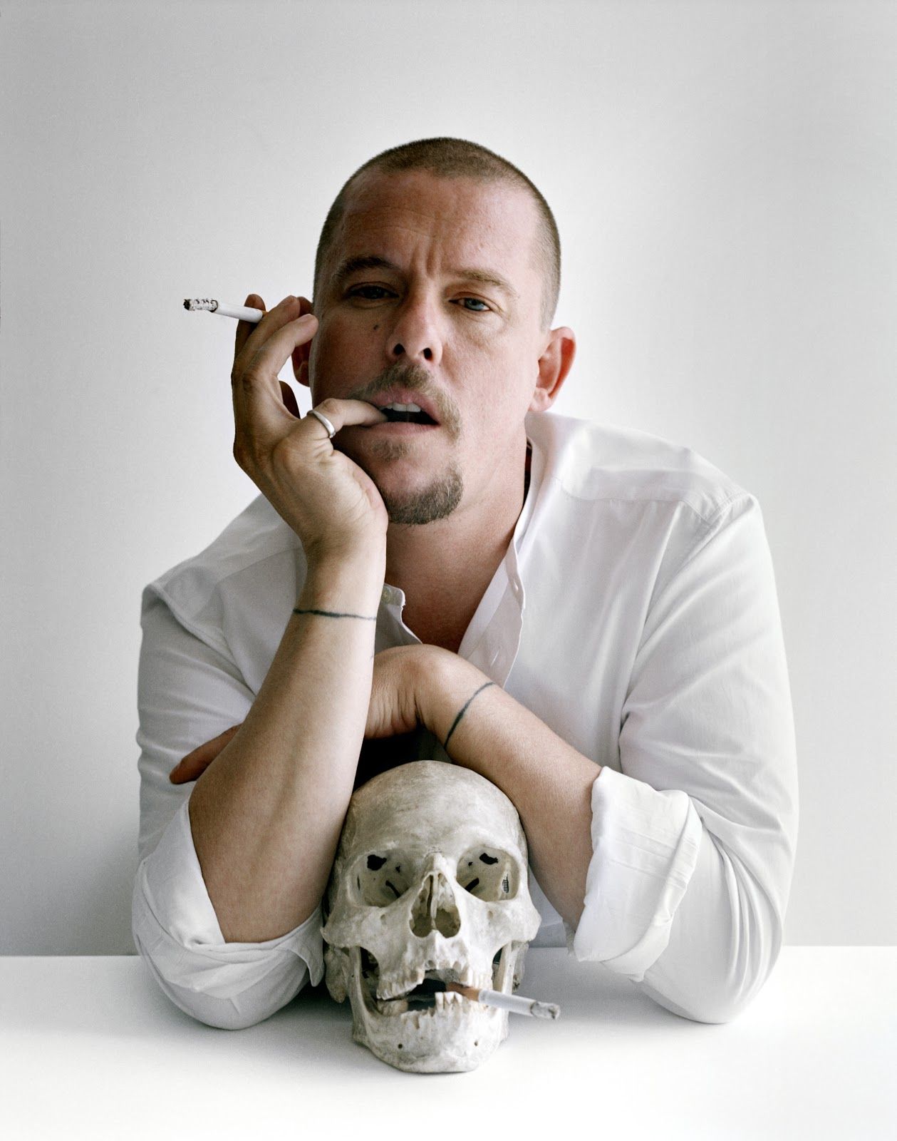 Alexander McQueen là nhà thiết kế trẻ nhất đạt danh hiệu 'Nhà thiết kế của năm' 4 lần liên tiếp từ năm 1996-2003.