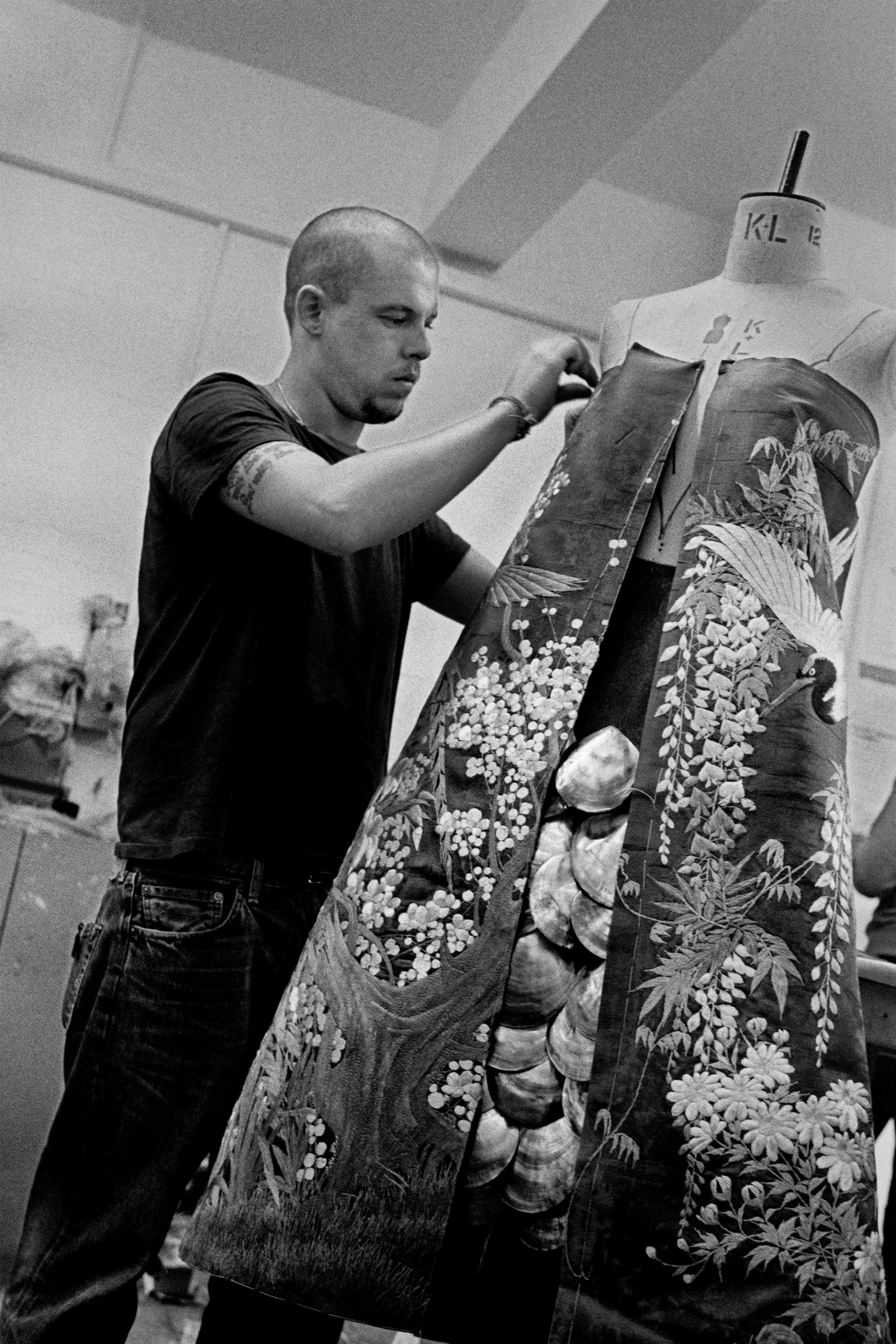 Thiết kế của Alexander McQueen thể được xem như tác phẩm nghệ thuật nhiều hơn là quần áo ready-to-wear, sự kết hợp hài hoà giữa mạnh mẽ và nữ tính cho nữ giới. Ông từng nhận được huân chương của Đế chế Anh và danh hiệu 'Nhà thiết kế quốc tế của năm'.