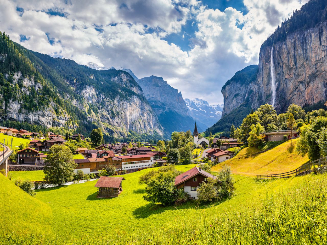 Thung lũng Ru ở Thuỵ Sĩ được bao quanh bởi nhiều ngọn núi, địa hình hiểm trở. Nửa năm thì bị tuyết trắng bao phủ.