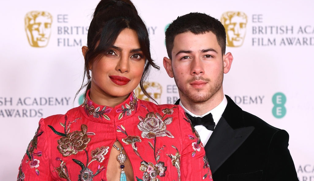 Trang phục được hoa hậu Ấn Độ lựa chọn vừa truyền thống vừa hiện đại. Sánh vai bên vợ, Nick Jonas diện vest đen, thắt nơ lịch lãm.