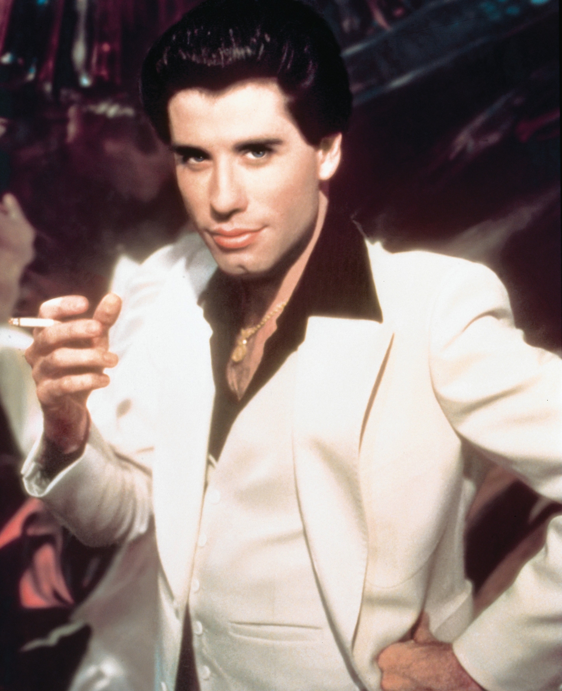 Phong cách mặc suit đã trở nên phóng khoáng hơn trong thời đại Disco. Diễn viên John Travolta đã mặc suit với quần ống loe cạp cao, thả cúc áo khoe vòng cổ trong bộ phim Saturday Night Fever.