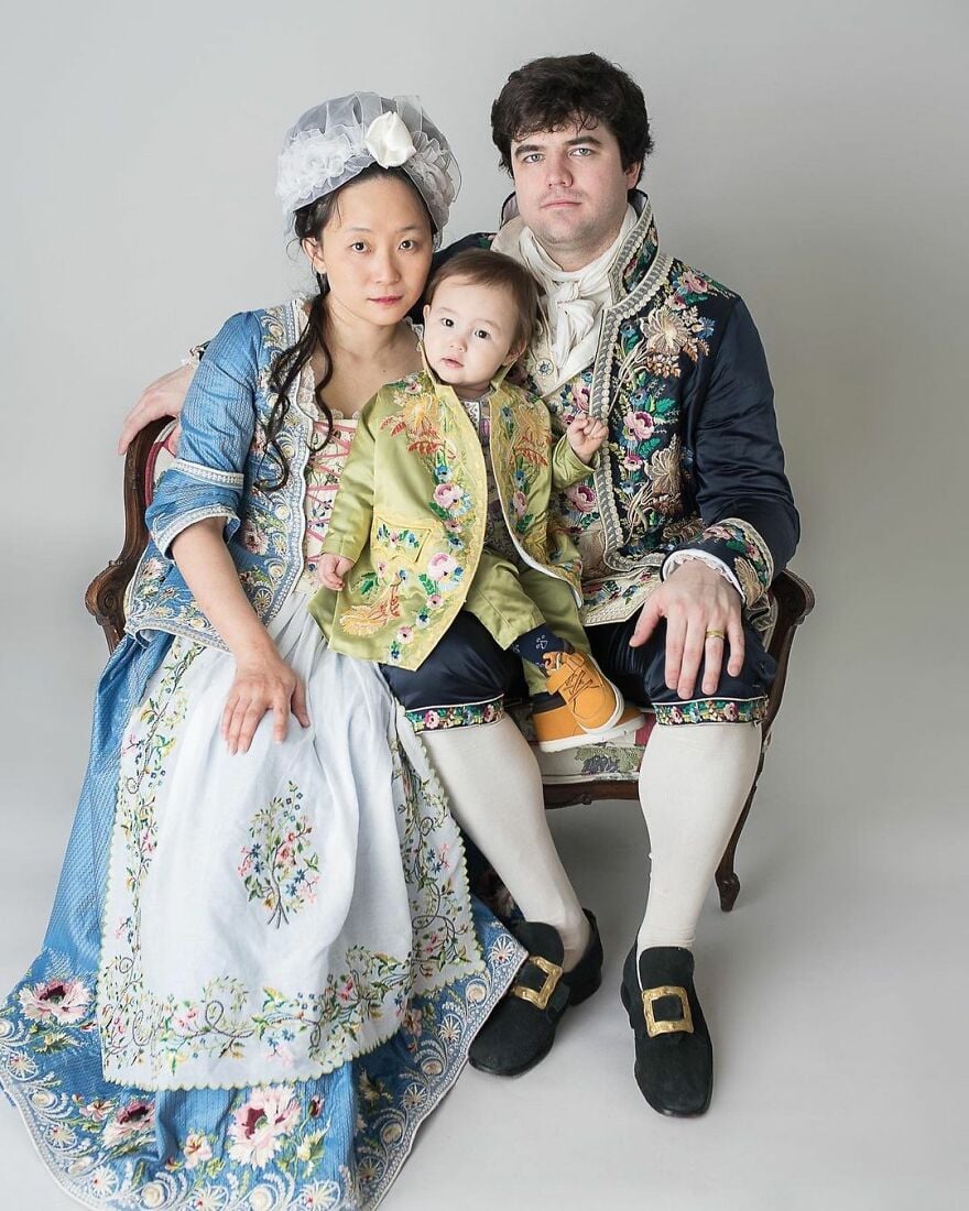 Christine thường xuyên đăng tải hình ảnh cùng ông xã và con trai trong những bộ trang phục cổ điển. Cả gia đình đều vui vẻ chia sẻ niềm sở thích to lớn của nữ bác sĩ.