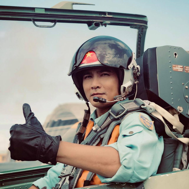 Nhân vật mà diễn viên Quang Sự hoá thân trong một phân cảnh lái máy bay với mũ bảo hộ, đồ phòng hộ chuyên nghiệp như thật.