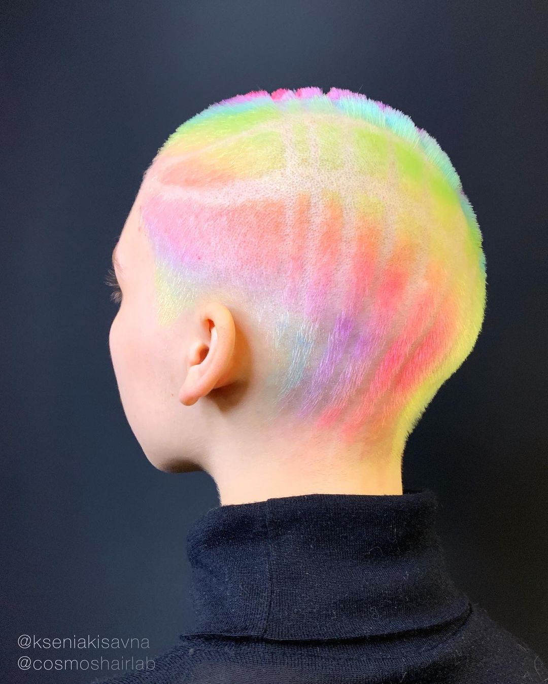 Ksenia sẽ sáng tạo và sắp xếp màu sắc dựa trên kiểu tóc của khách hàng. Đối với tóc dài cô sẽ nhuộm kiểu highlight, nhưng đối với những kiểu tóc ngắn hơn cô sẽ nhuộm phủ toàn phần.