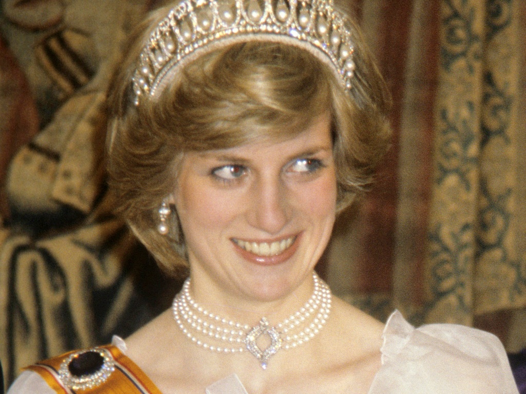Đôi hoa tai trước đó được công nương Diana đeo vào năm 1982. Bây giờ nó được Kate Middleton đeo lại như một sự tri ân sâu sắc của thành viên hoàng gia dành cho Hoàng thân Philip.