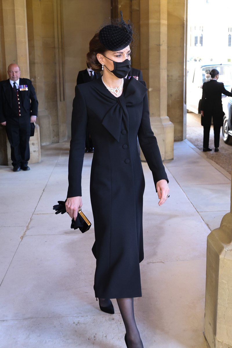 Kate Middleton diện chiếc đầm vest đen với chiếc nơ to trước ngực, phụ kiện trang sức ngọc trai vừa là điểm nhấn vừa mang ý nghĩa đối với tang lễ.
