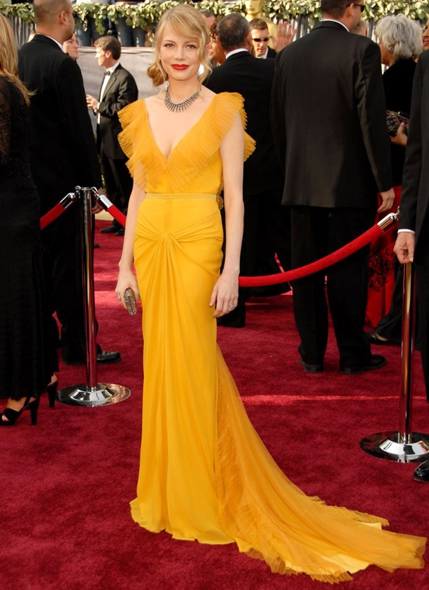 Nữ diễn viên Michelle Williams trong chiếc váy vàng nghệ đến từ nhà mốt Vera Wang.