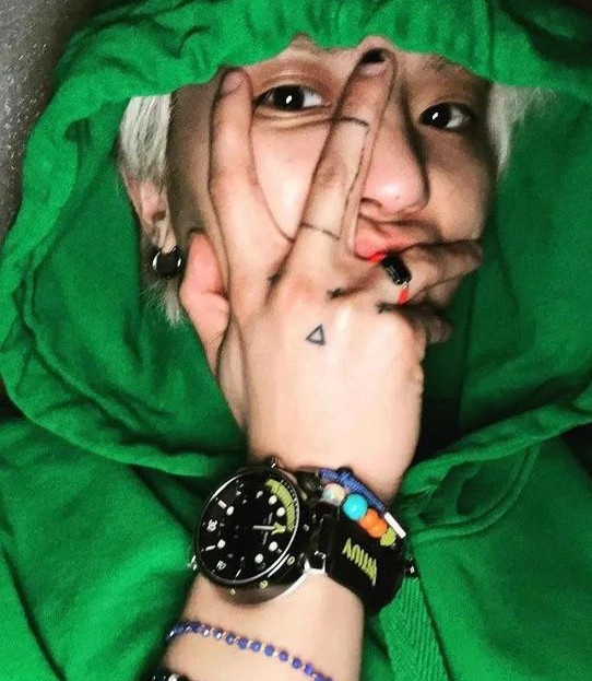 Mino (Winner) đặc biệt yêu thích phong cách giống đàn anh. Nam rapper thích vòng nhựa nhiều màu, phối cùng đồng hồ thể thao mạnh mẽ.