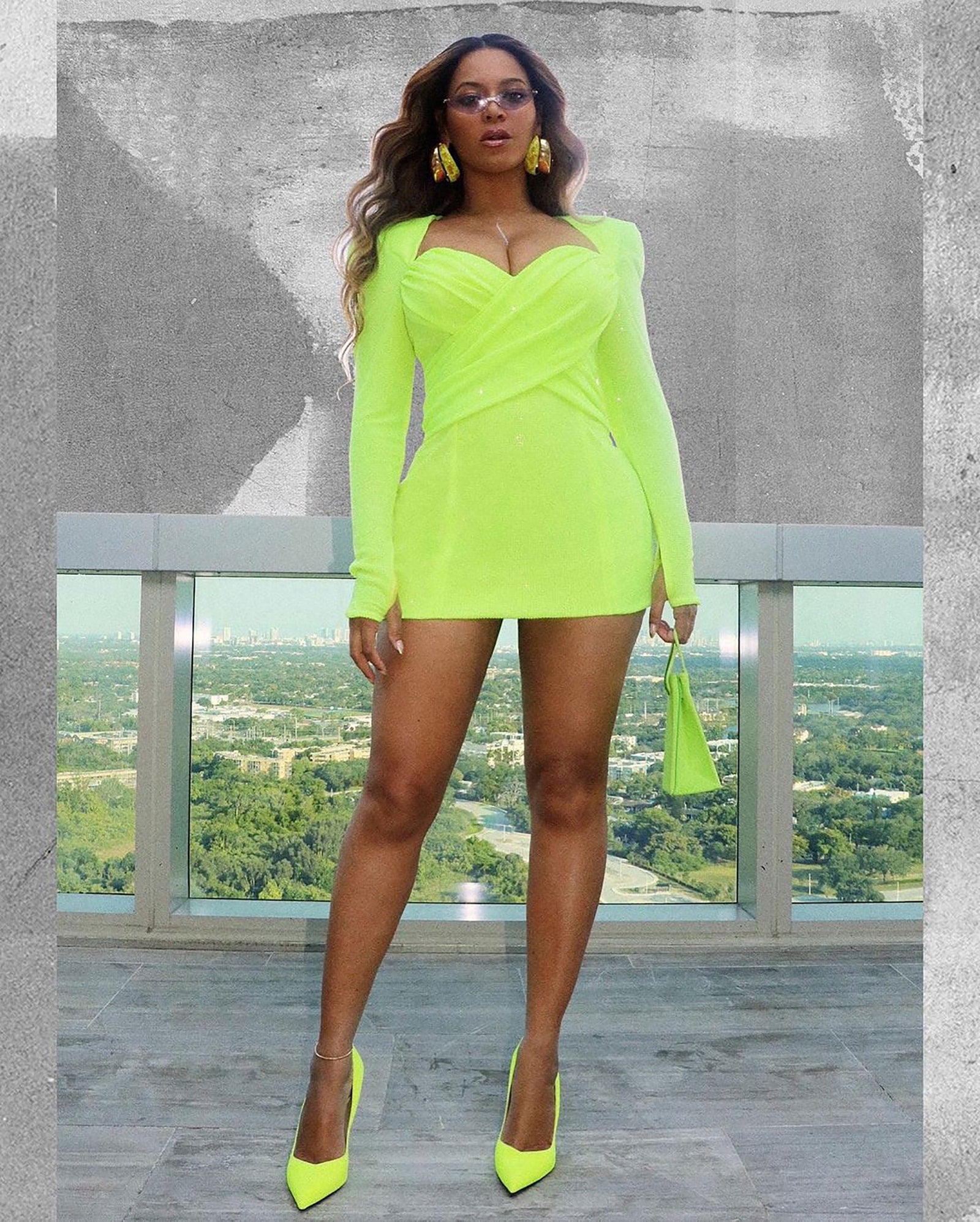Beyoncé thể hiện kỹ năng stylist tài tình khi gom những items có màu xanh neon như váy của Balmain, túi Medea và kính râm Philo để trở nên ấn tượng và sành điệu trong set đồ neon bắt mắt.
