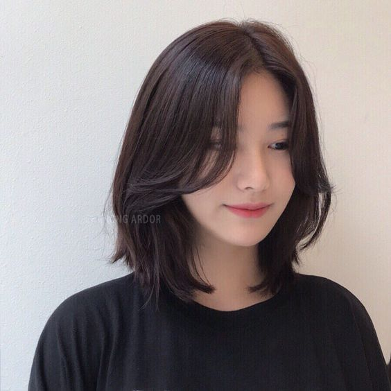 Kiểu tóc ngắn layer với độ dài ngang vai, để hai mái kiểu Hàn Quốc sẽ giúp gương mặt trông thanh thoát hơn.
