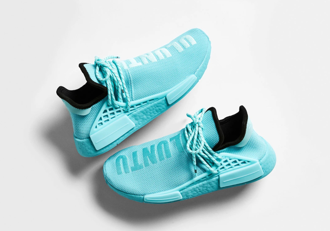 Đôi giày được đặt tên là Clear Aqua với sắc xanh ngọc nhẹ nhàng, mang hơi hướng mùa hè mát mẻ.