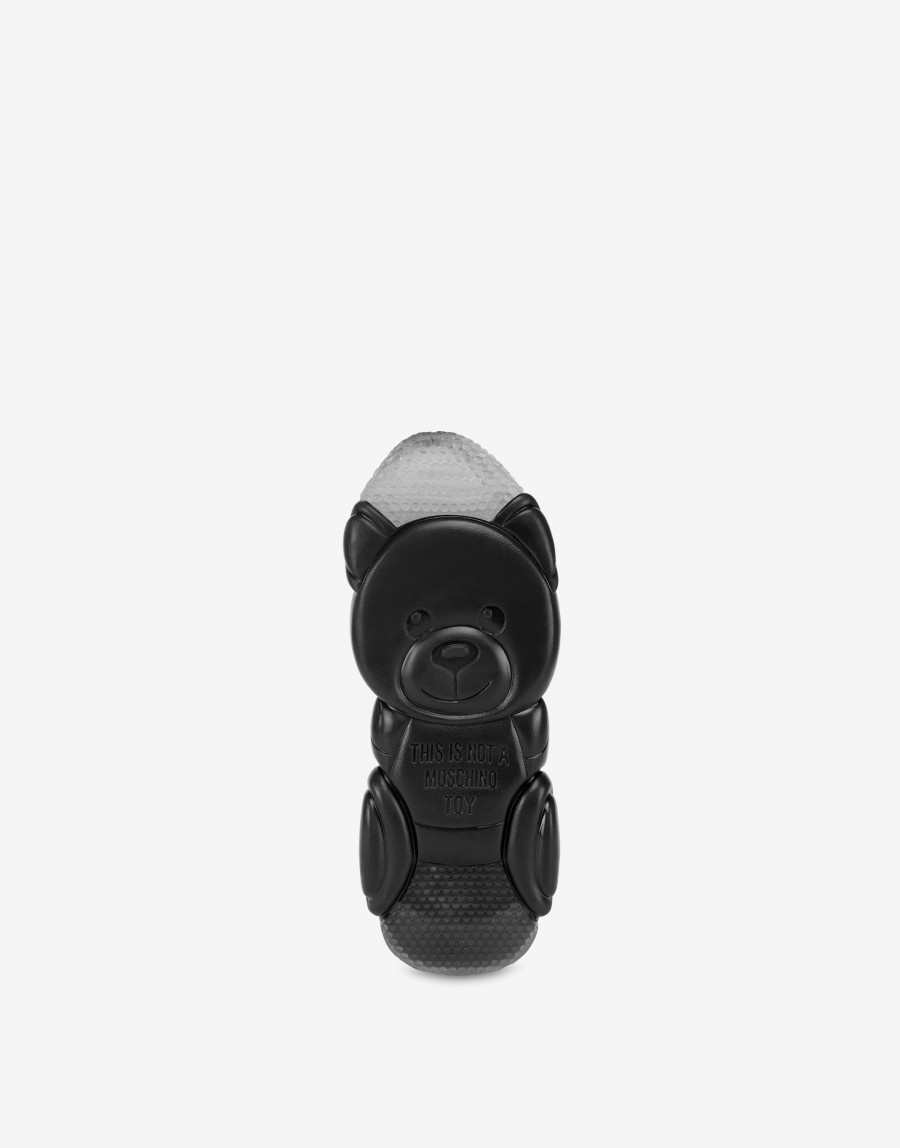 Phần đế cao su nhìn ngang tạo cảm giác độc đáo với những hình oval xếp cạnh nhau nhưng nếu lật đế giày lên, bạn sẽ thấy hình dáng của một chú gấu Teddy, vốn là biểu tượng quen thuộc của Moschino.
