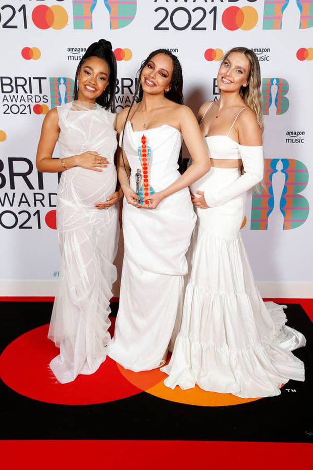Little Mix diện 3 chiếc váy có kiểu dáng khác nhau nhưng lại chọn màu trắng làm chủ đạo. Sự vắng mặt của thành viên Jesy Nelson gây tiếc nuối. 